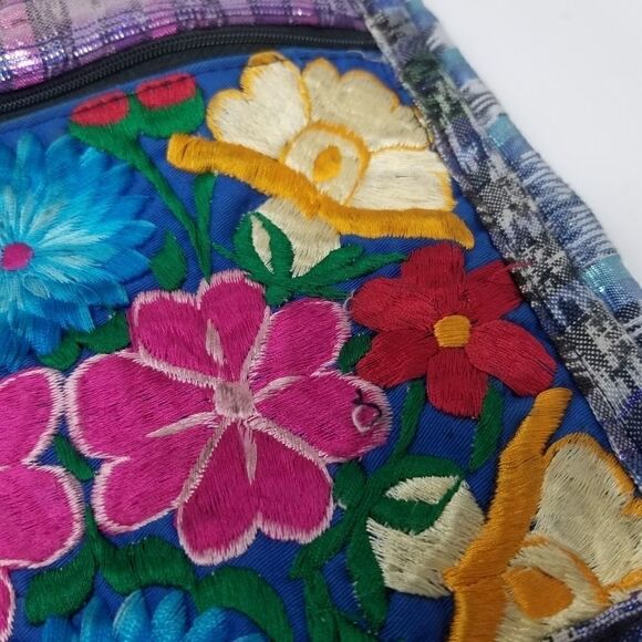 Beautiful floral embroidered crossbody bag. - Picture 4 of 14
